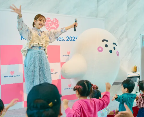 菊地亜美さんとマスコットのステージショー