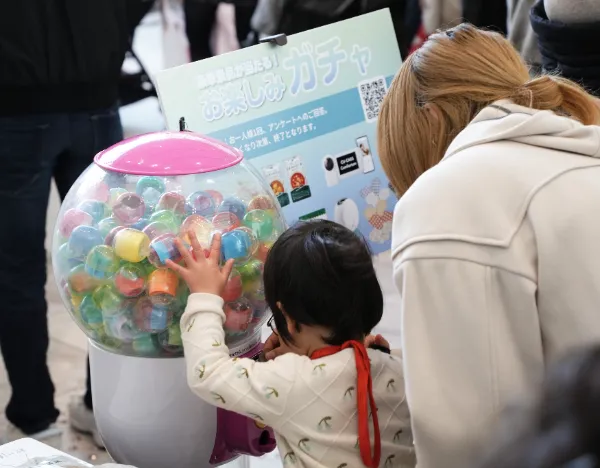 ガチャを楽しむ親子